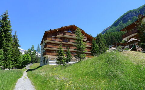 Leukerbad 450: Ciel, Plante, Propriété, Bâtiment, Montagne, Arbre, Paysage Naturel, Pente, Bois, Lot Terre