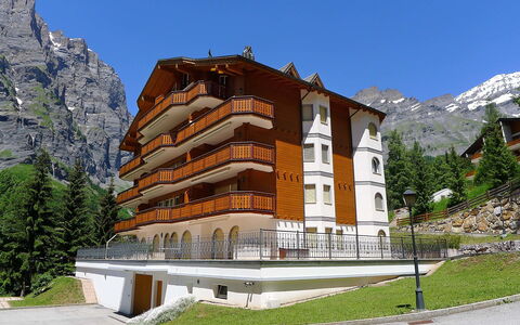 Leukerbad 450: Montagne, Ciel, Bâtiment, Plante, Arbre, Paysage Naturel, Paysage, Design Urbain, Immobilier, Façade