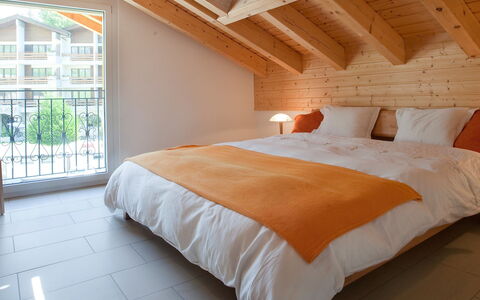 Leukerbad 450: Chambre, Lit, Pièce, Meubles, Propriété, Drap De Lit, Literie, Cadre De Lit, Design Intérieur, Mur