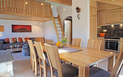 Leukerbad 450: Pièce, Propriété, Salle À Manger, Meubles, Bâtiment, Table, Design Intérieur, Maison, Sol, Plafond