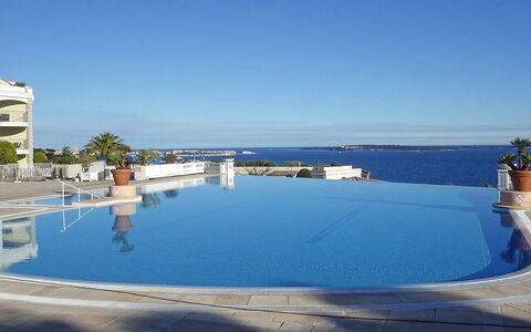 Cannes 462: L'Eau, Ciel, Piscine, Bleu Azur, Bâtiment, Mobilier De Jardin, Station Balnéaire, Ombre, Loisir, Balancelle