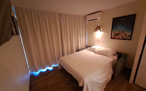 Cannes 462: Lit, Meubles, Design Intérieur, Chambre, Sol, Literie, Sol, Drap De Lit, Bois, Plafond