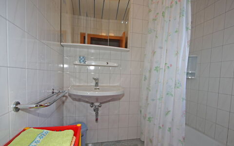Feldkirchen in Kärnten 100: Salle De Bains, Pièce, Tuile, Propriété, Accessoire Salle De Bain, Luminaire Plomberie, Mur, Design Intérieur, Sol, Architecture