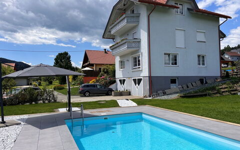Feldkirchen in Kärnten 100: Nuage, L'Eau, Plante, Bâtiment, Ciel, Propriété, Fenêtre, Piscine, Bleu, Bleu Azur