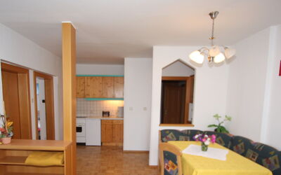 Frank 100.1: Pièce, Propriété, Bâtiment, Meubles, Design Intérieur, Sol, Maison, Plafond, Mur, Dur