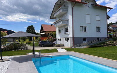 Feldkirchen in Kärnten 100: Nuage, L'Eau, Plante, Bâtiment, Ciel, Propriété, Fenêtre, Piscine, Bleu, Bleu Azur
