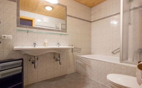 Längenfeld 165: Sol, Luminaire Plomberie, Salle De Bains, Design Intérieur, Sol, Évier, Lavabo, Bois, Robinet, Plafond