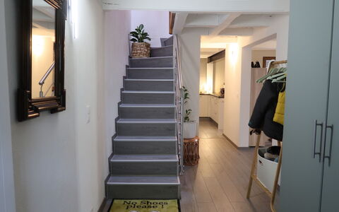L'Avenir: Propriété, Escaliers, Cadre, Bâtiment, Bois, Sol, Design Intérieur, Sol, Salle, Porte