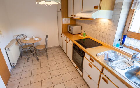 Rheingau: Cabinetry, Comptoir, Evier, Évier, Meubles, Robinet, Cuisine, Cuisinière, Tiroir, Bois