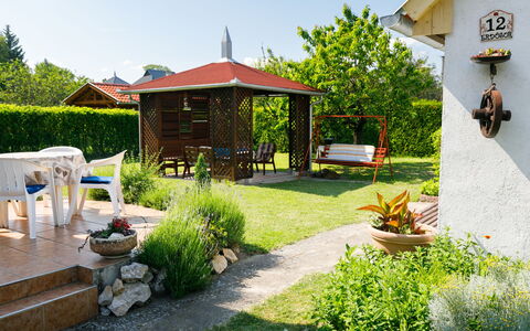 Pergola: Plante, Ciel, Bâtiment, Pot De Fleur, Ombre, Lot Terre, Arbre, Herbe, Chalet, Paysage