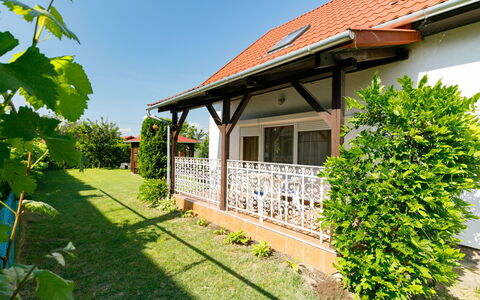 Pergola: Plante, Propriété, Ciel, Bâtiment, Fenêtre, Vert, Ombre, Chalet, Lot Terre, Herbe