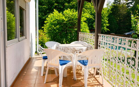 Pergola: Plante, Fenêtre, Ombre, Porche, Bâtiment, Architecture, Bois, Jaune, Mobilier De Jardin, Arbre