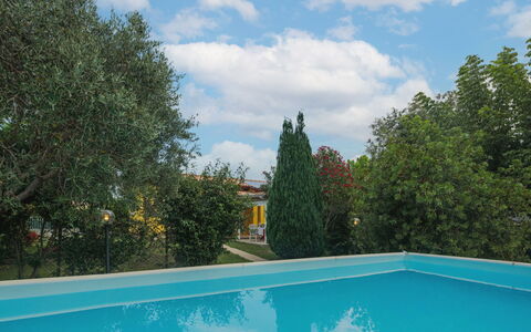 Casina del Sole: L'Eau, Nuage, Ciel, Plante, Piscine, Paysage Naturel, Arbre, Bâtiment