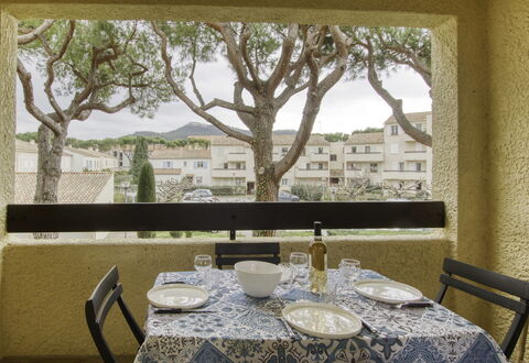 L'Ile Heureuse: Canapé, Meubles, Propriété, Table, Cadre, Fenêtre, Bleu Azur, Design Intérieur, Éclairage, Confort
