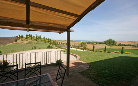 San Donnino: Propriété, Ombre, Immobilier, Porche, Herbe, Maison, Architecture, Paysage, Bâtiment, Toit