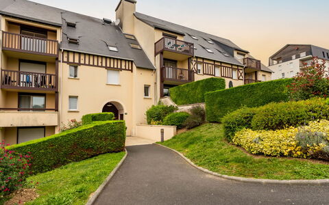 Le Domaine du Vert Coteau: L'Eau, Ciel, Piscine, Plante, Bleu Azur, Bleu, Arbre, Mobilier De Jardin, Bâtiment, Ombre