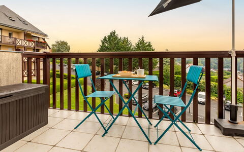 Le Domaine du Vert Coteau: L'Eau, Ciel, Piscine, Plante, Bleu Azur, Bleu, Arbre, Mobilier De Jardin, Bâtiment, Ombre