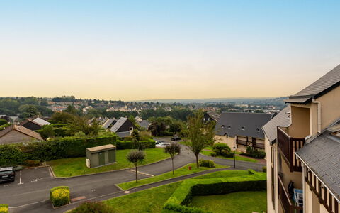 Le Domaine du Vert Coteau: L'Eau, Ciel, Piscine, Plante, Bleu Azur, Bleu, Arbre, Mobilier De Jardin, Bâtiment, Ombre