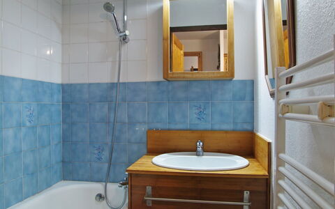 Les Chamois: Salle De Bains, Pièce, Propriété, Lavabo, Armoire De Toilette, Tuile, Robinet, Évier, Accessoire Salle De Bain, Luminaire Plomberie