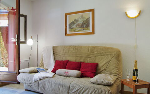Les Chamois: Meubles, Pièce, Lit, Chambre, Propriété, Design Intérieur, Mur, Cadre De Lit, Sol, Canapé