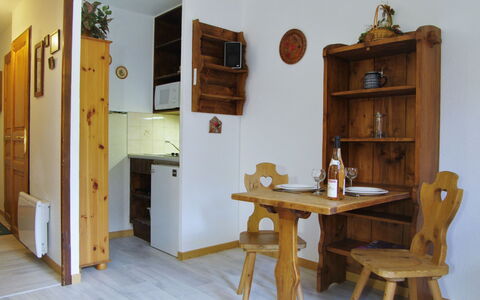 Les Chamois: Pièce, Meubles, Table, Propriété, Design Intérieur, Bois, Salle À Manger, Maison, Sol, Dur