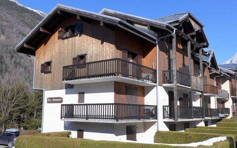 Les Chamois: Ciel, Bâtiment, Plante, Fenêtre, Maison, Bois, Chalet, Siding, Design Urbain, Toit