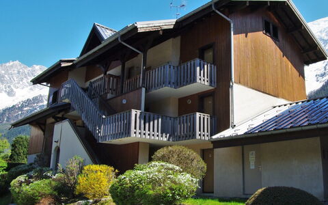 Les Chamois: Ciel, Plante, Propriété, Bâtiment, Fenêtre, Vert, Maison, Arbre, Zone Résidentielle, Chalet