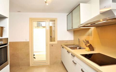 Jávea 186: Propriété, Pièce, Comptoir, Design Intérieur, Meubles, Cabinetry, Sol, Jaune, Plafond, Bâtiment