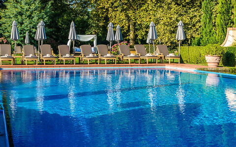 Giardino: Piscine, Bleu, L'Eau, Miroir D'Eau, Réflexion, Bleu Majorelle, Loisir, Paysage Naturel, Propriété, Ville Resort