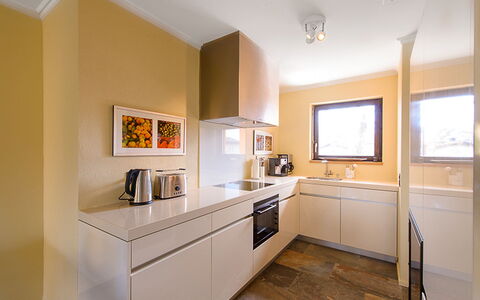 Giardino: Pièce, Propriété, Meubles, Design Intérieur, Sol, Bâtiment, Cuisine, Jaune, Plafond, Cabinetry