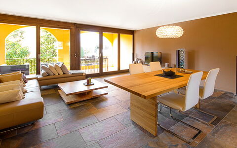 Giardino: Pièce, Meubles, Propriété, Sol, Design Intérieur, Salon, Bâtiment, Parquet, Dur, Table