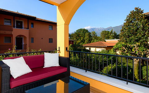Giardino: Bâtiment, Ciel, Propriété, Canapé, Plante, Fenêtre, La Nature, Bleu Azur, Ombre, Arbre