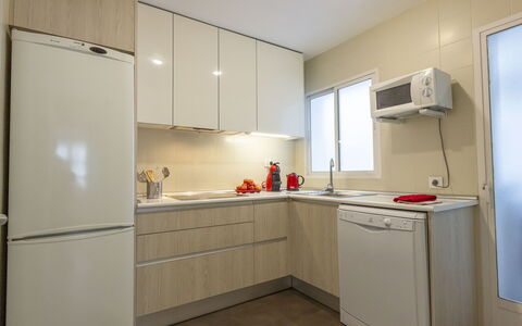 Chamartin-Ciudad Ramos Carrion: Cabinetry, Bâtiment, Comptoir, Evier, Évier, Cuisine, Appareil De Cuisine, Sol, Sol