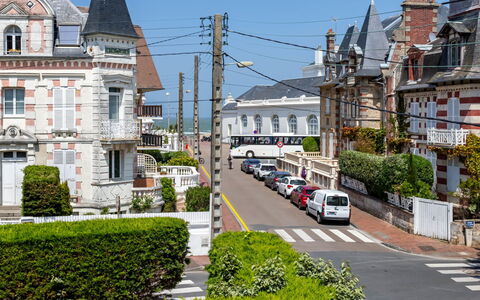 Le Manoir du Casino: Nuage, Ciel, Plante, Bâtiment, Arbre, Fenêtre, Végétation, Design Urbain, Bloc Tour, Condominium