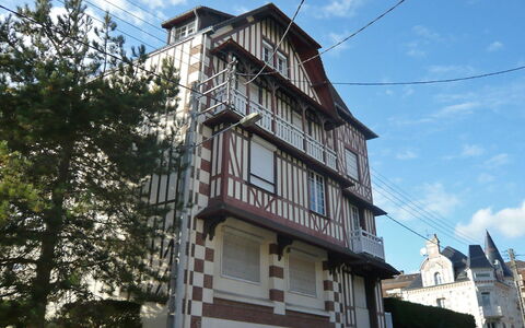 Le Manoir du Casino: Propriété, Maison, Quartier, Architecture, Bâtiment, Zone Résidentielle, Ciel, Immobilier, Domicile, Façade