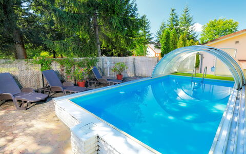 Chill: L'Eau, Plante, Piscine, Ciel, Arbre, Bâtiment, Ombre, Mobilier De Jardin, Chaise, Herbe