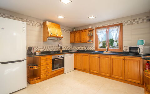 Ca Na Guerrera: Cuisine, Cabinetry, Appareil De Cuisine, Comptoir, Principaux Appliance, Sol, Design Intérieur, Bois, Sol, Meubles