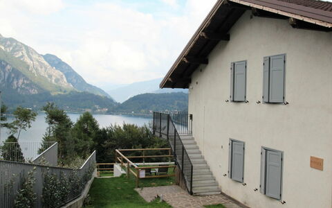 Lago di Ledro 350: Nuage, Ciel, L'Eau, Bâtiment, Fenêtre, Plante, Montagne, Maison, Bois, Herbe