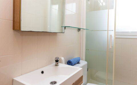 Montalt Vi: Propriété, Évier, Luminaire Plomberie, Robinet, Salle De Bains, Lavabo, Éclairage, Design Intérieur, Bois