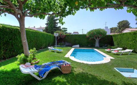 Montalt Vi: Plante, L'Eau, Propriété, Bâtiment, Botanique, Vert, La Nature, Piscine, Bleu Azur, Ciel