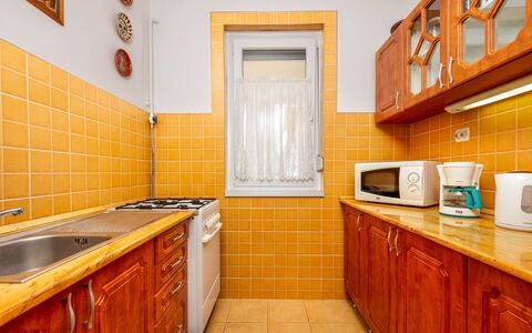 Grand Jardin: Cabinetry, Comptoir, Propriété, Evier, Évier, Cuisine, Bois, Orange, Éclairage, Design Intérieur