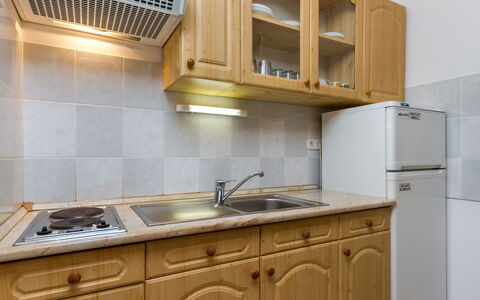 Balatonmariafurdo 107: Bâtiment, Cabinetry, Evier, Robinet, Comptoir, Évier, Propriété, Meubles, Luminaire Plomberie, Bois