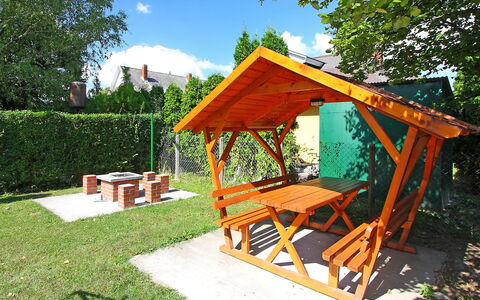 Francesco: Herbe, Arbre, Maison, Arrière-Cour, Pavillon, Architecture, Ombre, Loisir, Bâtiment, Cour