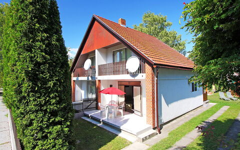 Francesco: Plante, Ciel, Bâtiment, Vert, Fenêtre, Maison, Arbre, Chalet, Design Urbain, Herbe