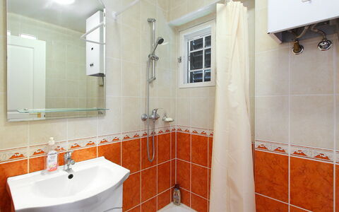 Francesco: Salle De Bains, Propriété, Pièce, Tuile, Design Intérieur, Mur, Immobilier, Robinet, Sol, Bâtiment