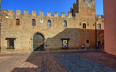 Certaldo: Fortification, Médiéval Architecture, Mur, Bâtiment, Point De Repère, Château, Architecture, Ciel, Site Historique, Histoire