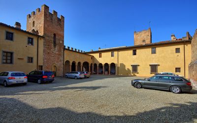 Certaldo: Ville, Bleu, Propriété, Bâtiment, Véhicule, Voiture, Véhicule De Luxe, Mur, Architecture, Établissements Humains