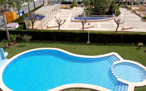 Bahia Blanca: Piscine, Propriété, Balancelle, Mobilier De Jardin, Loisir, Recours, Immobilier, Herbe, Vacances, Maison