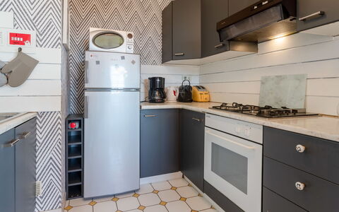 Le Normandie Home: Cabinetry, Propriété, Meubles, Comptoir, Bâtiment, Appareil De Cuisine, Cuisinière, Cuisine, Design Intérieur, Électroménager