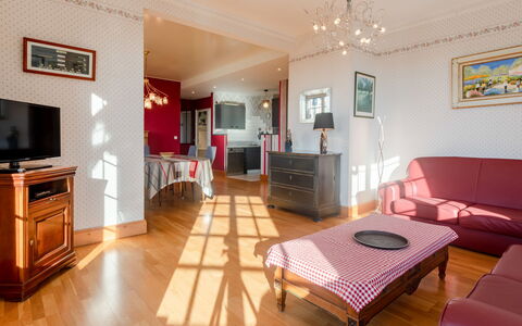 Le Normandie Home: Meubles, Propriété, Canapé, Cadre, Cabinetry, Bois, Design Intérieur, Éclairage, Sol, Sol